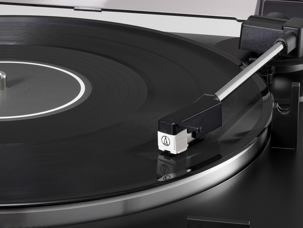 AUDIO-TECHNICA（オーディオテクニカ） AT-LP60X RD ターンテーブル フルオートモデル レコード再生時イメージ
