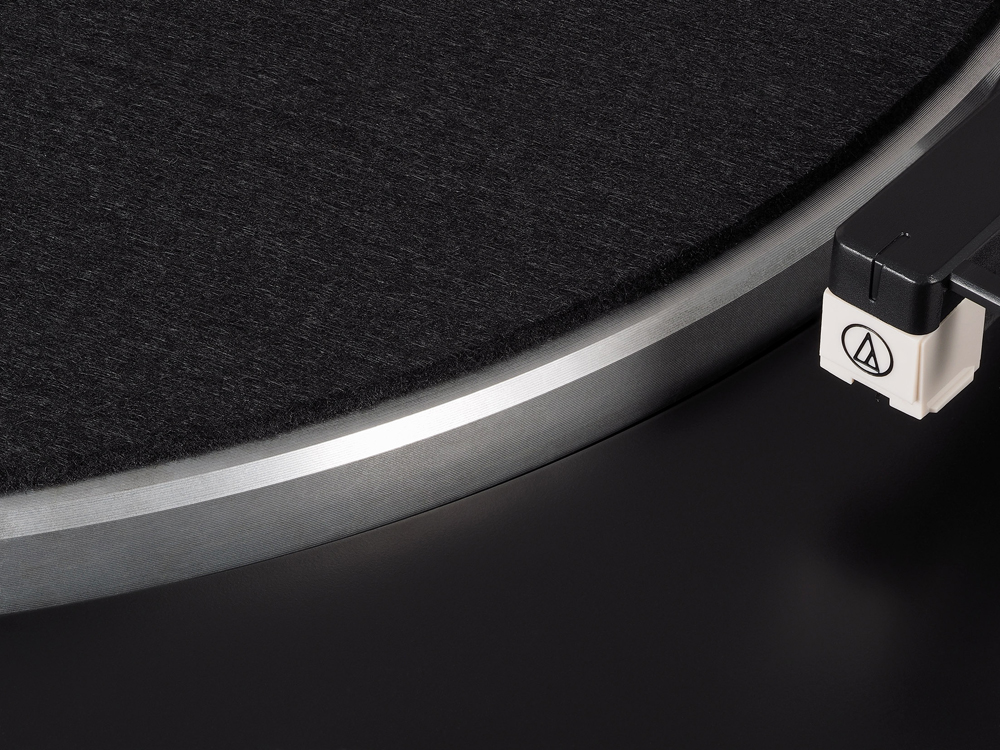AUDIO-TECHNICA（オーディオテクニカ） AT-LP60X RD ターンテーブル フルオートモデル レコードから針を外した時のイメージ