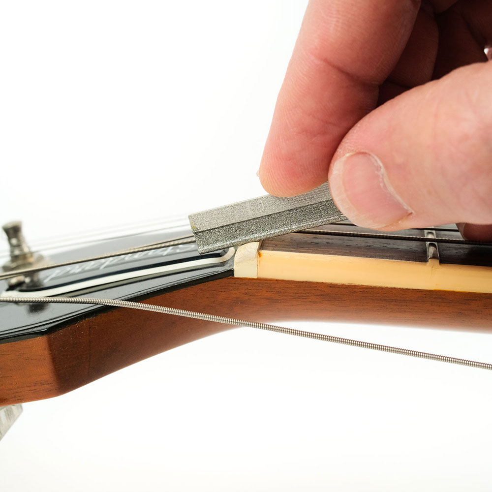 MUSIC NOMAD MN653 .020" Diamond Coated Nut File ギター/ベース用 ナットファイルヤスリ ミュージックノマド ナットを削っている画像 使用例