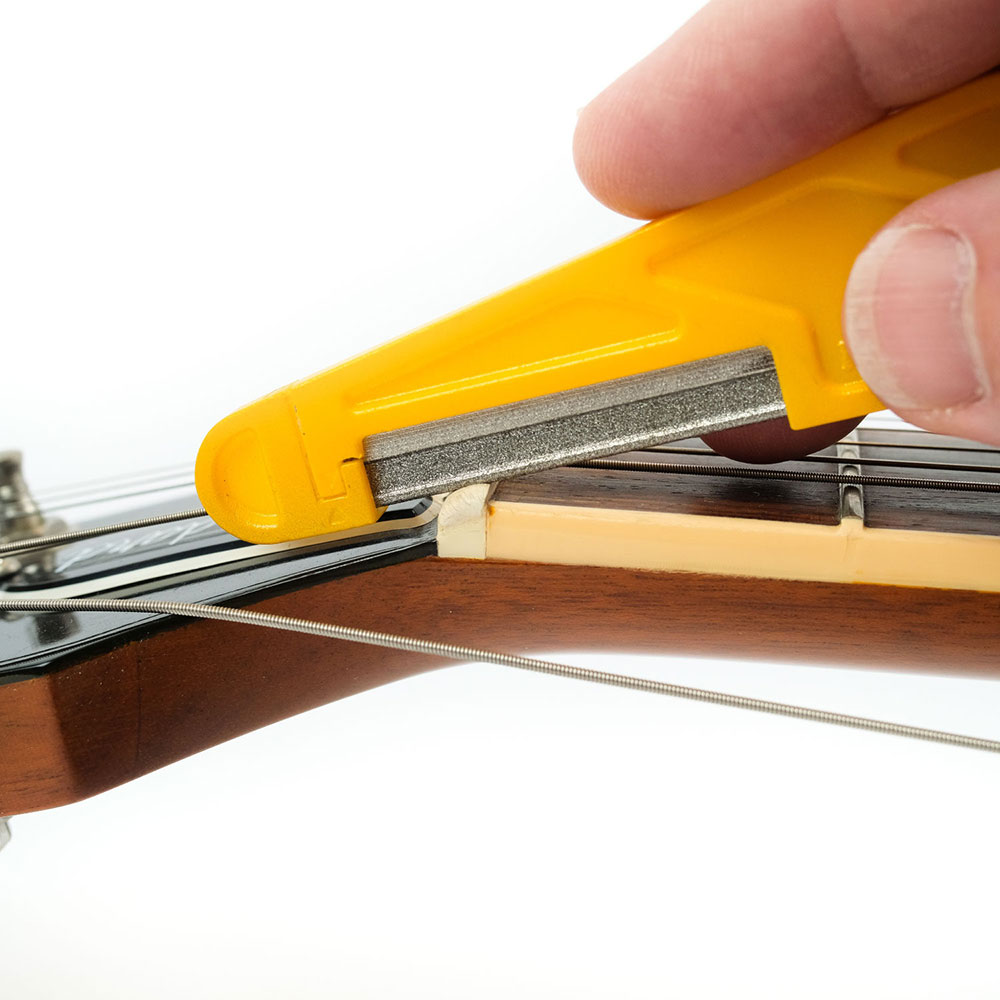 MUSIC NOMAD MN664 .105" Diamond Coated Nut File ギター/ベース用 ナットファイルヤスリ ミュージックノマド ナットを削っている画像 使用例