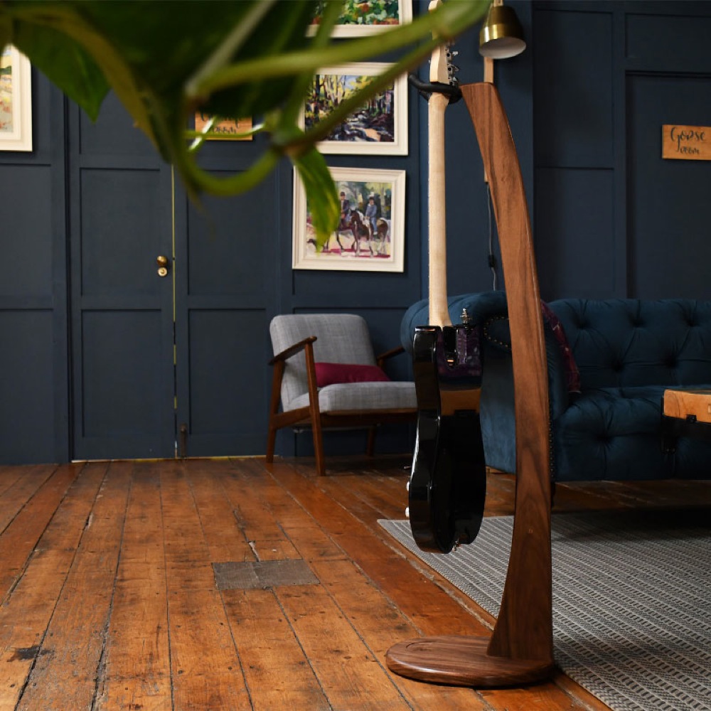 Ruach Music RM-GS1-W Wooden Acoustic/Electric Guitar Stand Walnut ギタースタンド 使用例