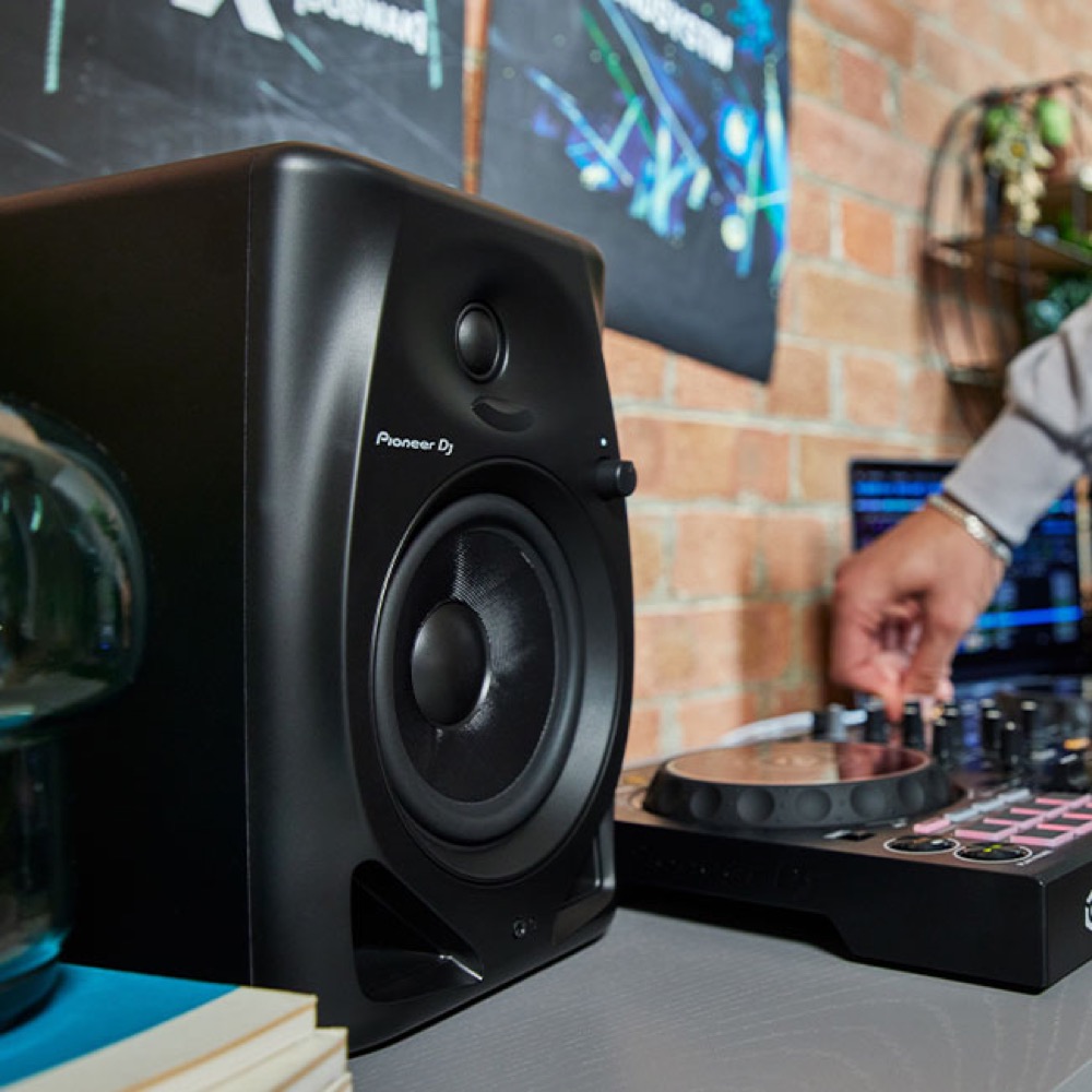 Pioneer DJ DM-50D-W White パワードモニタースピーカー 1ペア（2台） 使用イメージ画像