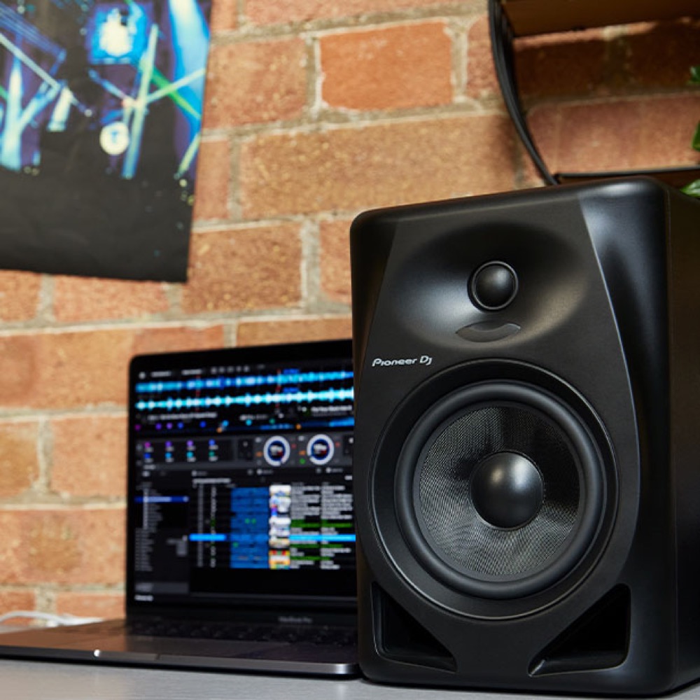 Pioneer DJ DM-50D-W White パワードモニタースピーカー 1ペア（2台） 使用イメージ画像