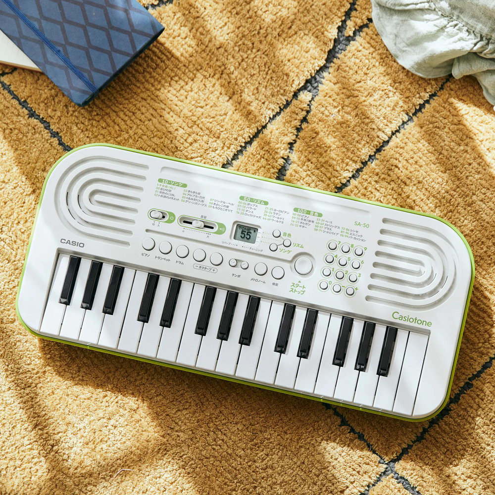 CASIO SA-50 Casiotone 32ミニ鍵盤 電子ミニキーボード ホワイト 床に置いた画像