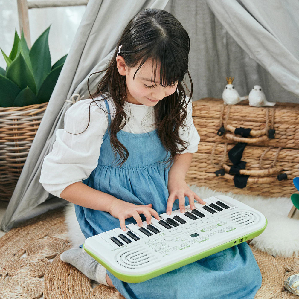 CASIO SA-50 Casiotone 32ミニ鍵盤 電子ミニキーボード ホワイト 演奏している画像