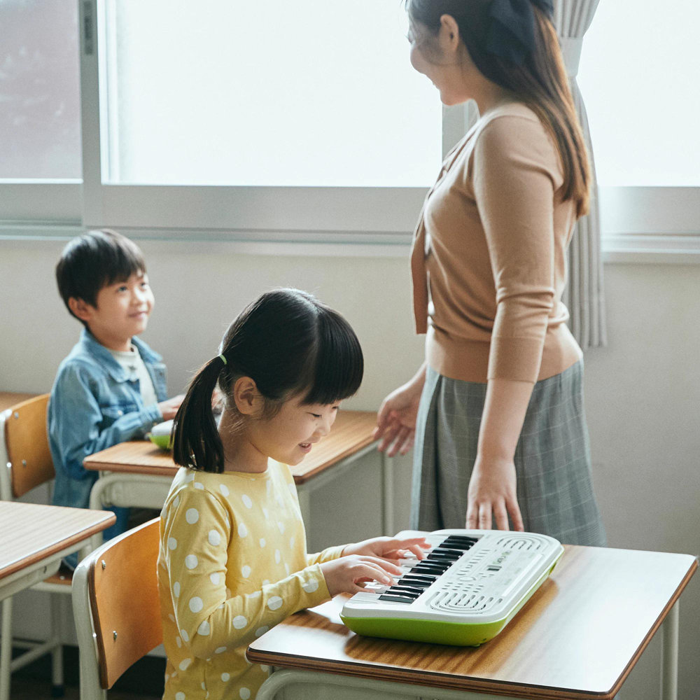 CASIO SA-50 Casiotone 32ミニ鍵盤 電子ミニキーボード ホワイト 演奏している画像