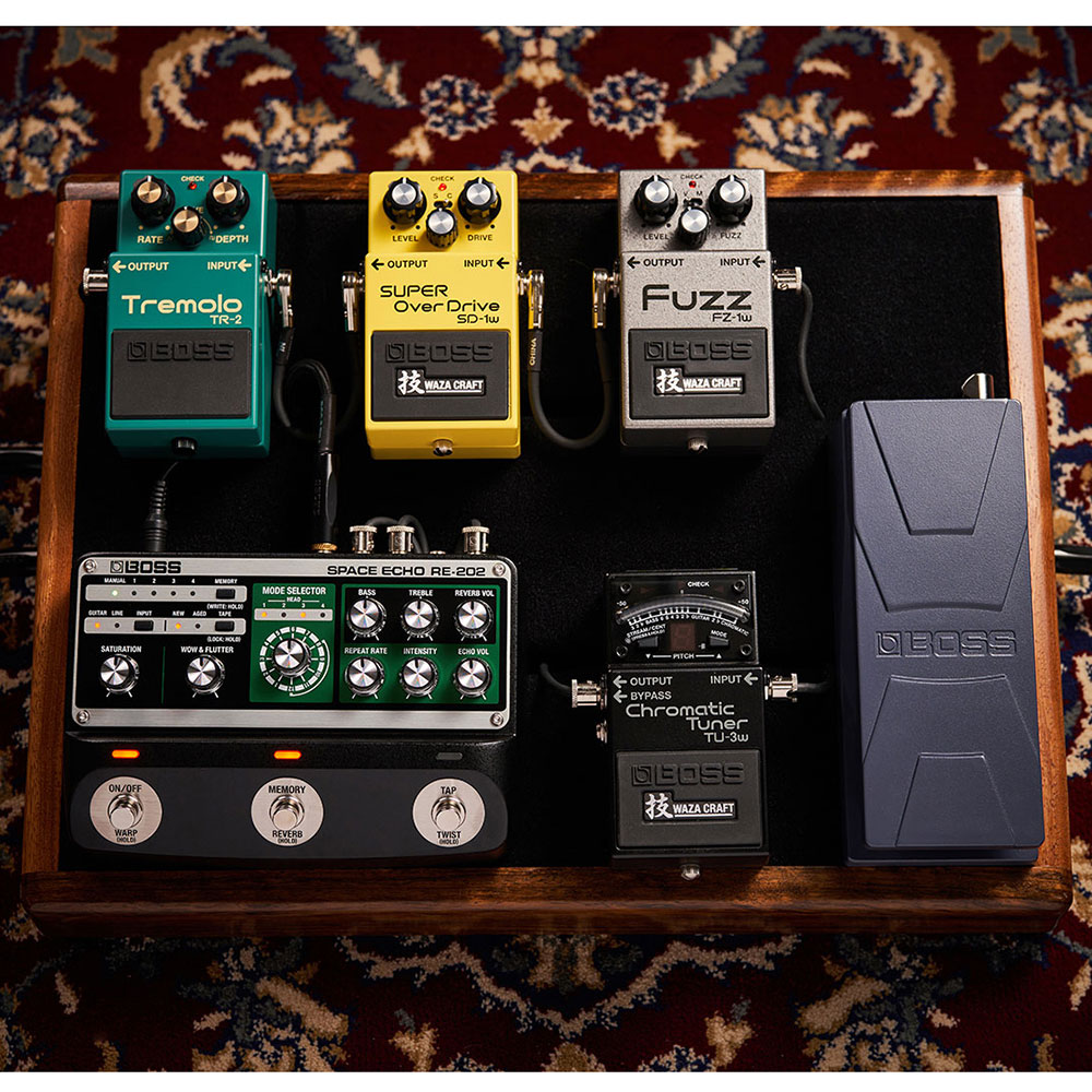 BOSS RE-202 Space Echo スペースエコー エコー ディレイ リバーブ ギターエフェクター エフェクターボードに置いた画像