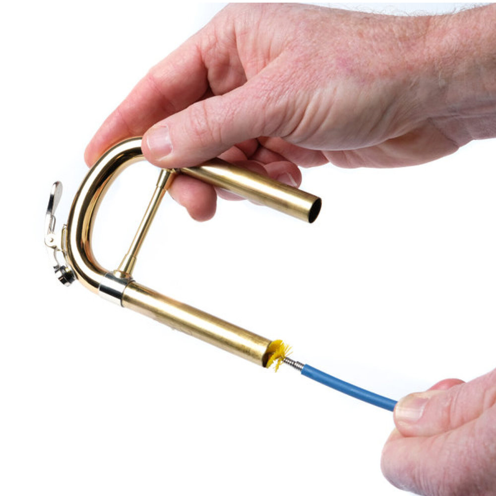 MUSIC NOMAD MN761 Premium Trumpet Snake Brush， Vinyl Free 管内洗浄用ブラシ 使用イメージ画像
