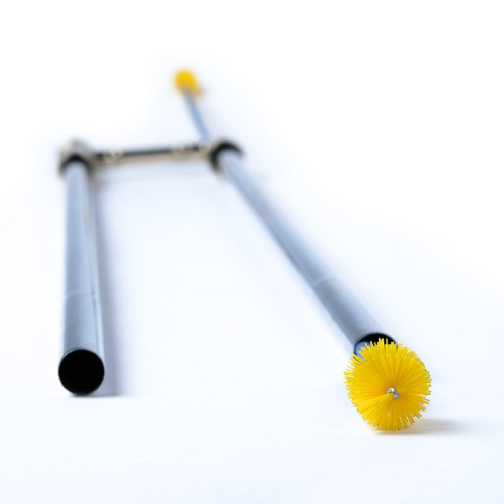 MUSIC NOMAD MN762 Premium Trombone Snake Brush, Vinyl Free トロンボーン管内洗浄用ブラシ 使用イメージ図