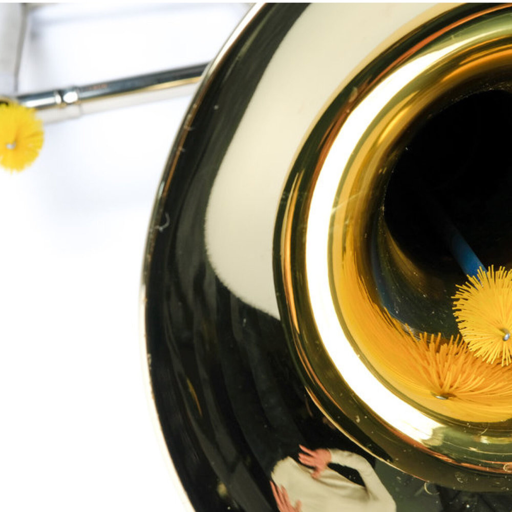 MUSIC NOMAD MN762 Premium Trombone Snake Brush, Vinyl Free トロンボーン管内洗浄用ブラシ 使用イメージ図