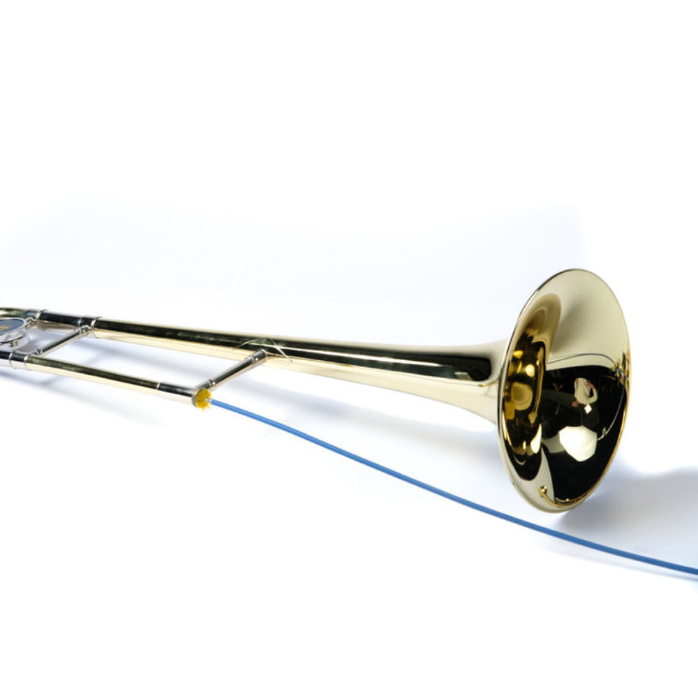 MUSIC NOMAD MN762 Premium Trombone Snake Brush, Vinyl Free トロンボーン管内洗浄用ブラシ 使用イメージ図