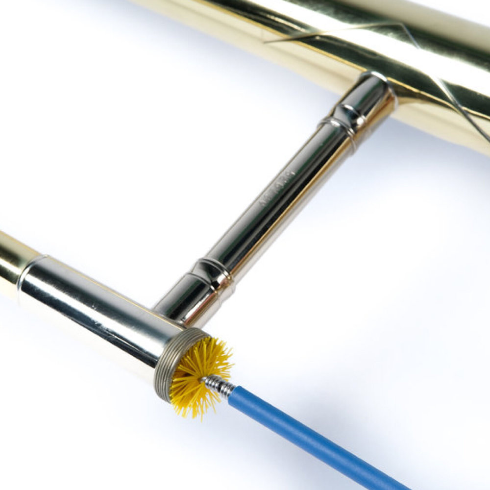 MUSIC NOMAD MN762 Premium Trombone Snake Brush, Vinyl Free トロンボーン管内洗浄用ブラシ 使用イメージ図