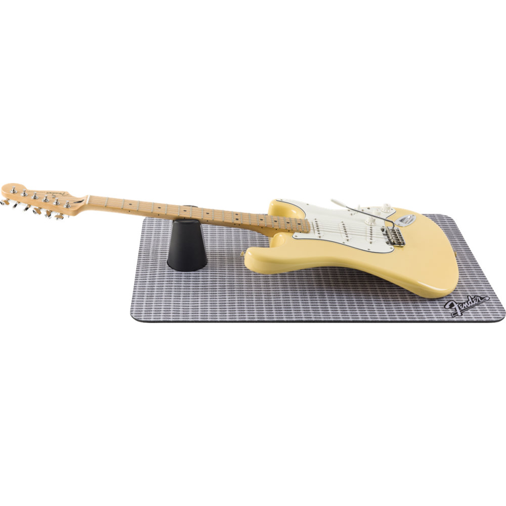 Fender フェンダー WORK MAT GRILL CLOTH メンテナンスマット ストラトを乗せた状態