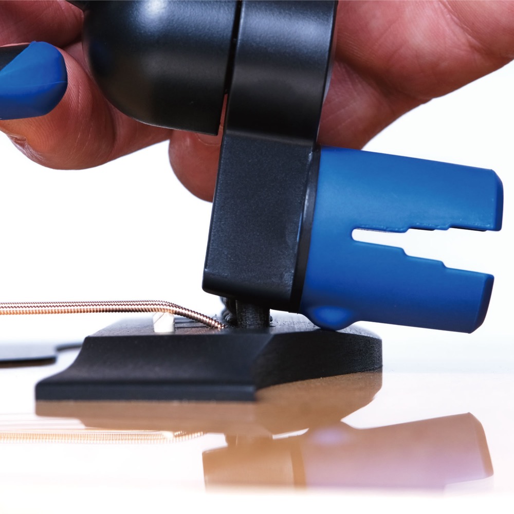MUSIC NOMAD ミュージックノマド MN223 -GRIP ONE-All in ONE String Winder，Cutter，Puller- メンテナンスツール ピン抜き使用イメージ