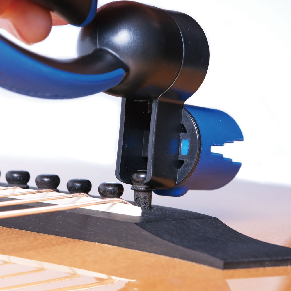 MUSIC NOMAD ミュージックノマド MN223 -GRIP ONE-All in ONE String Winder，Cutter，Puller- メンテナンスツール ピン抜き使用イメージ