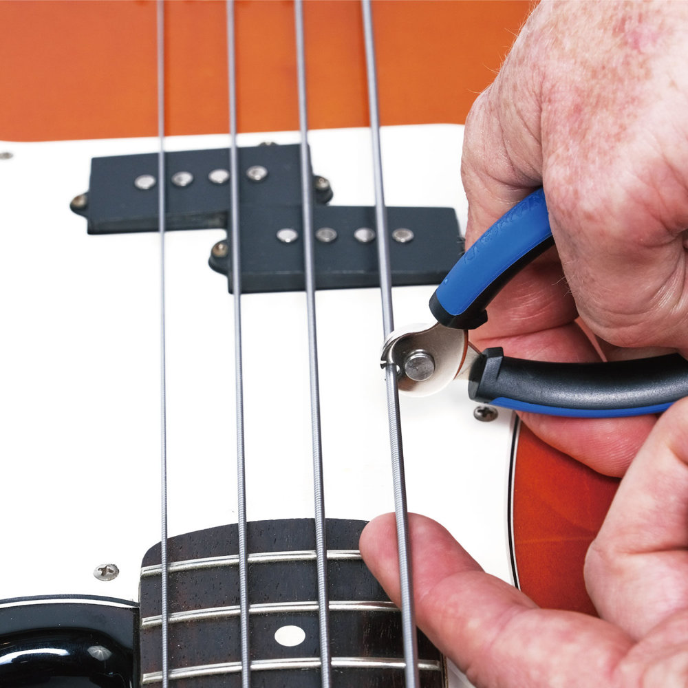 MUSIC NOMAD ミュージックノマド MN223 -GRIP ONE-All in ONE String Winder，Cutter，Puller- メンテナンスツール カッター使用イメージ