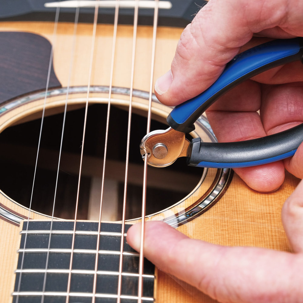 MUSIC NOMAD ミュージックノマド MN223 -GRIP ONE-All in ONE String Winder，Cutter，Puller- メンテナンスツール カッター使用イメージ