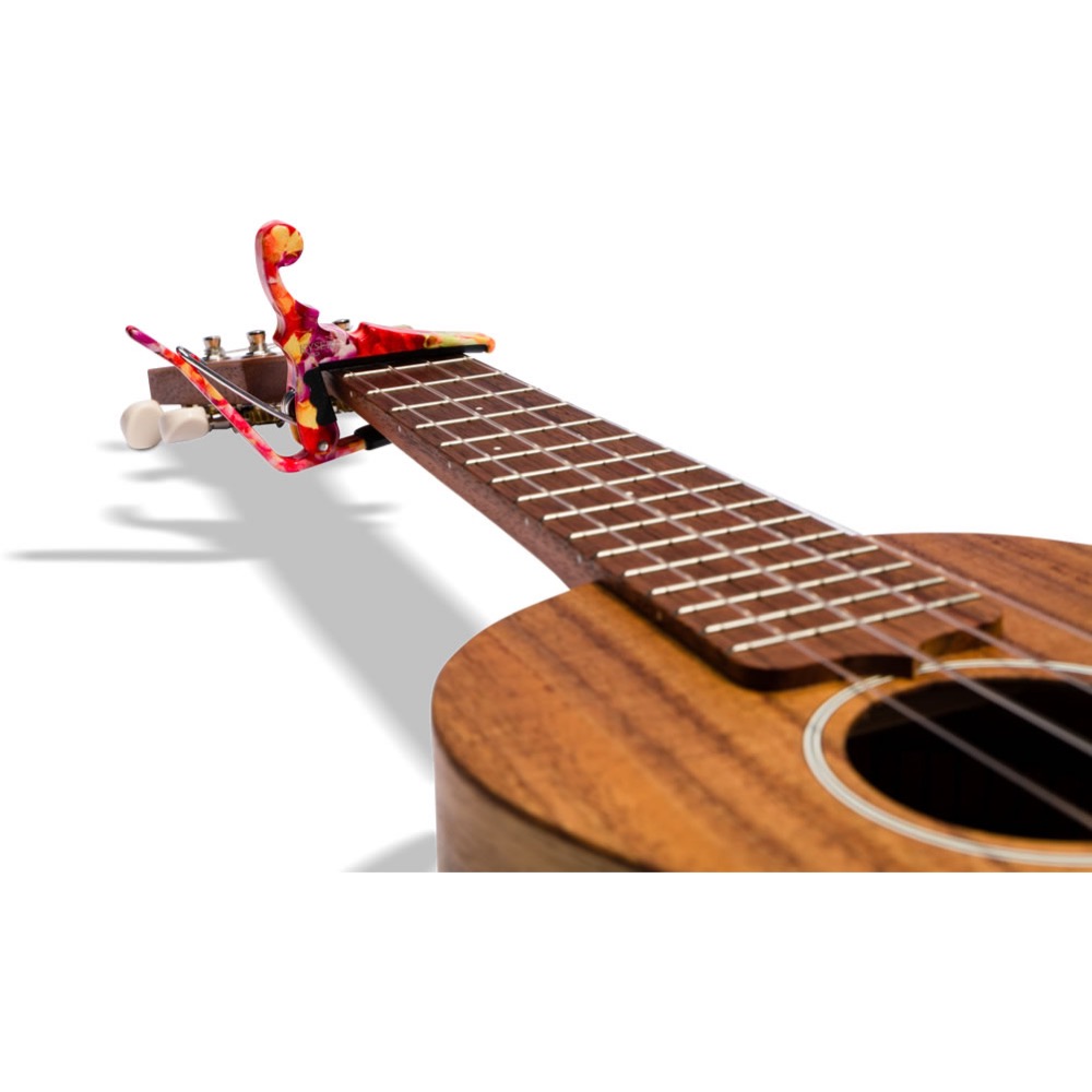 Kyser KULEA Hawaiian Lei UKULELE ウクレレ カポ ハワイアンレイ 花柄 カイザーカポ 装着イメージ画像