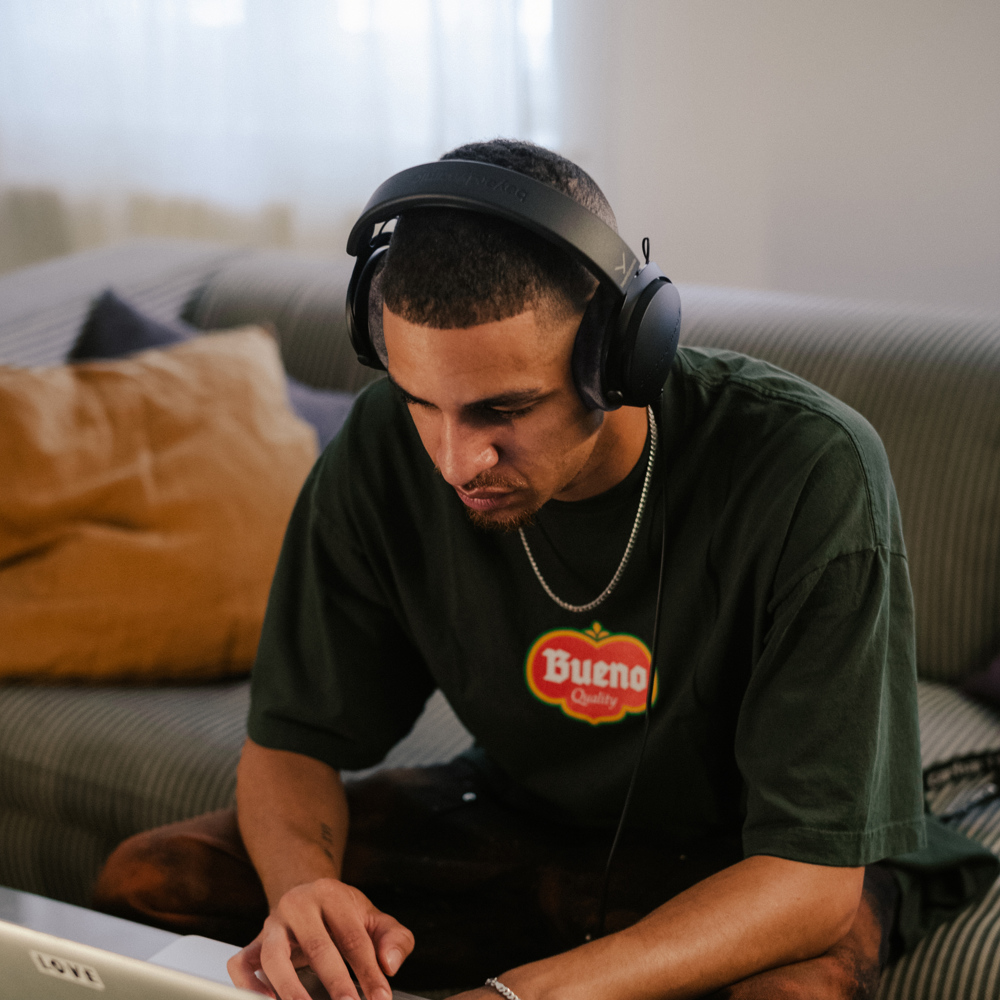 beyerdynamic ベイヤーダイナミック DT 700 PRO X 密閉型スタジオヘッドホン 着用イメージ画像