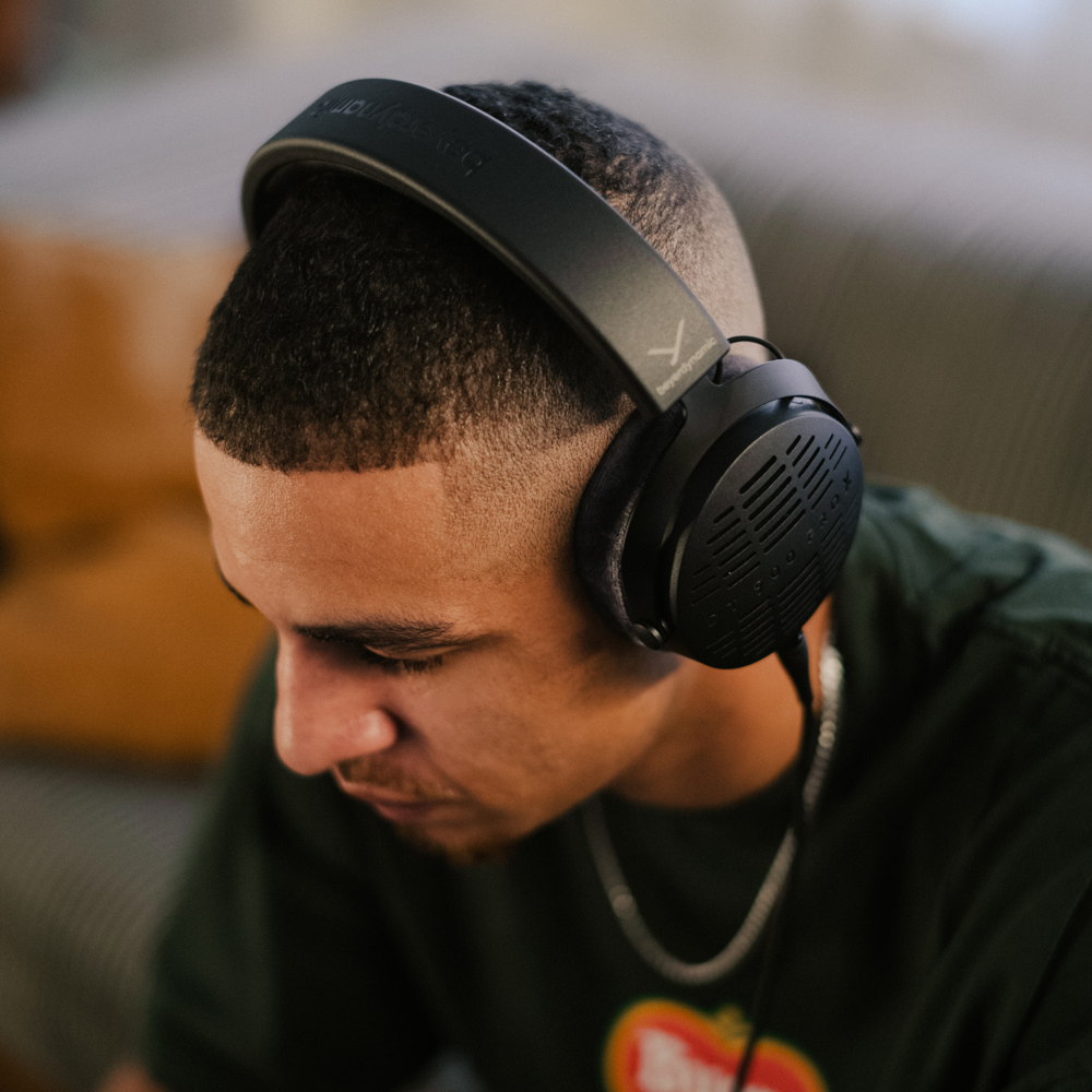beyerdynamic ベイヤーダイナミック DT 900 PRO X オープン型スタジオヘッドホン 着用イメージ画像