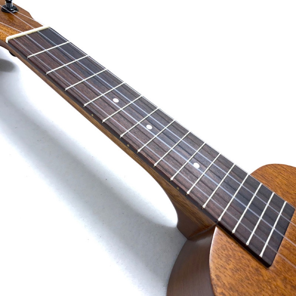 ソプラノウクレレ初心者セット フェイマス Famous FS-6cst ケース チューナー 教則本付き マホガニー単板トップ 2022-23モデル 指板