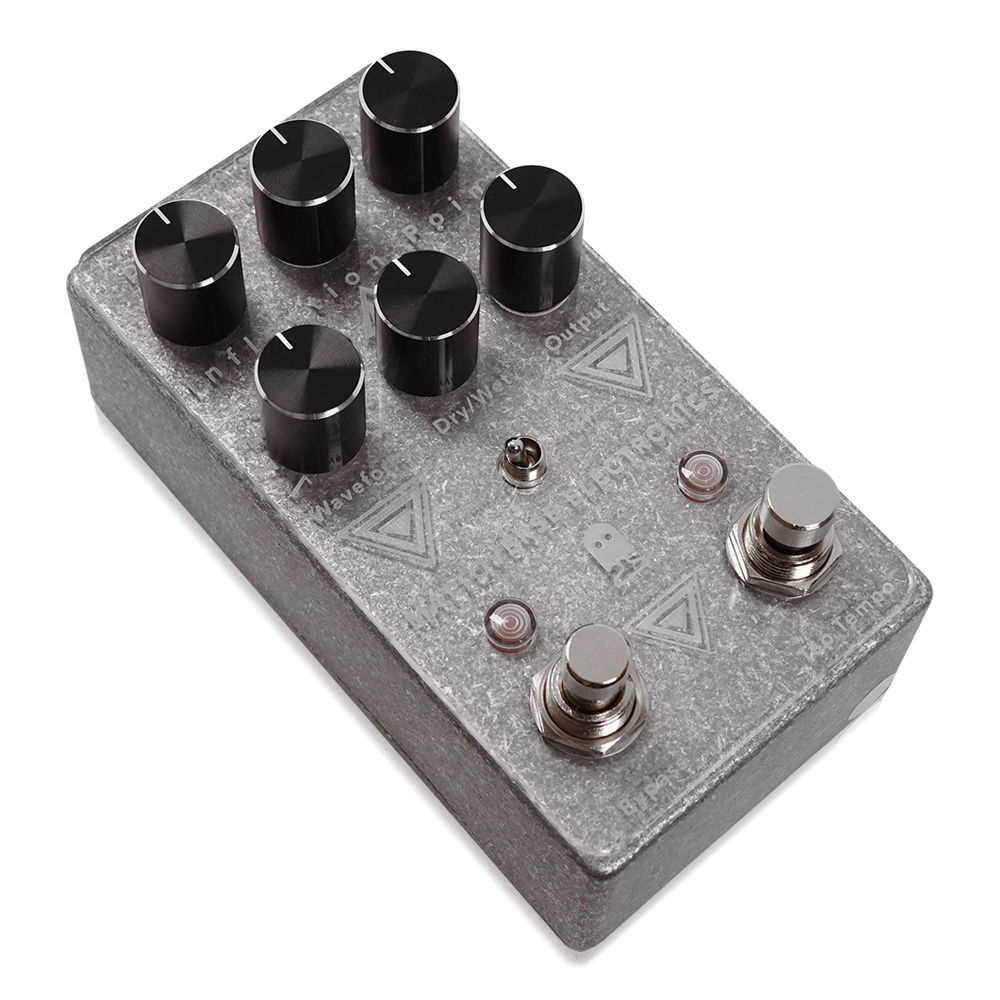 Mattoverse Electronics マットバースエレクトロニクス Inflection Point Clear Acrylic Face トレモロ ギターエフェクター 本体画像 斜め 