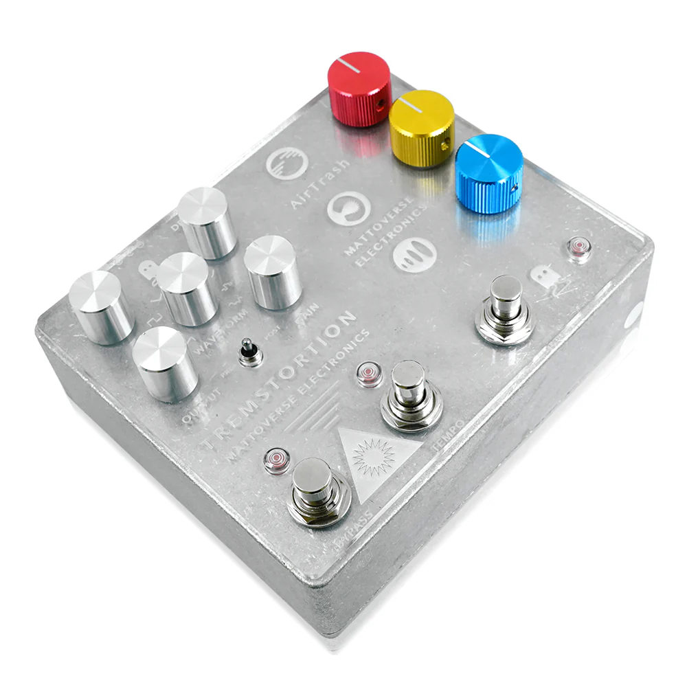 Mattoverse Electronics AirTremTrashStortion トレモロ ヴィブラート ディストーション ギターエフェクター 斜めアングル画像