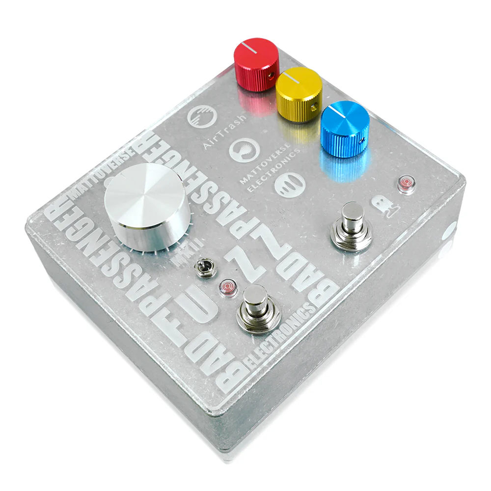 Mattoverse Electronics BadTrashenger Fuzz ファズ ディストーション ギターエフェクター 斜めアングル画像