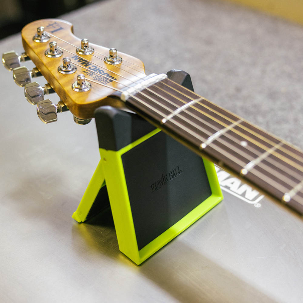 ERNIE BALL 9617 GUITAR NECK REST ギターネックレスト クレードルスタンド 使用例画像1