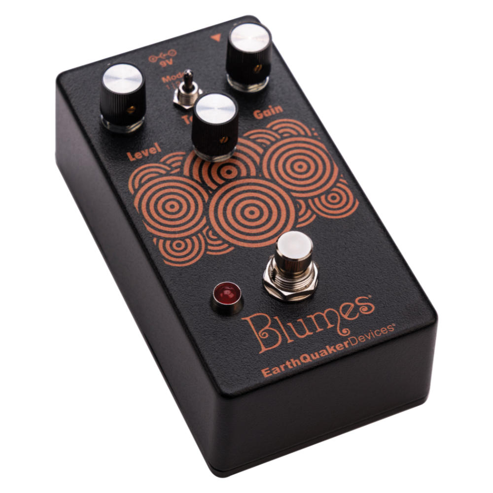 EarthQuaker Devices アースクエイカーデバイセス EQD Blumes Black Amber 限定カラー ベース用オーバードライブ 左斜めアングル画像