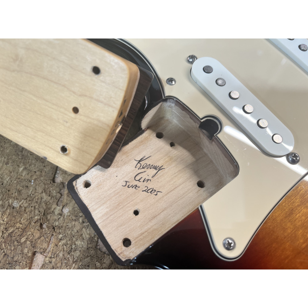 【中古】 エレキギター Suhr Guitars Classic Rosewood FingerBoard 3Tone Burst SSH 2005年製 Kenny Ginサイン有り 美品3.48kg サー クラシック サイン