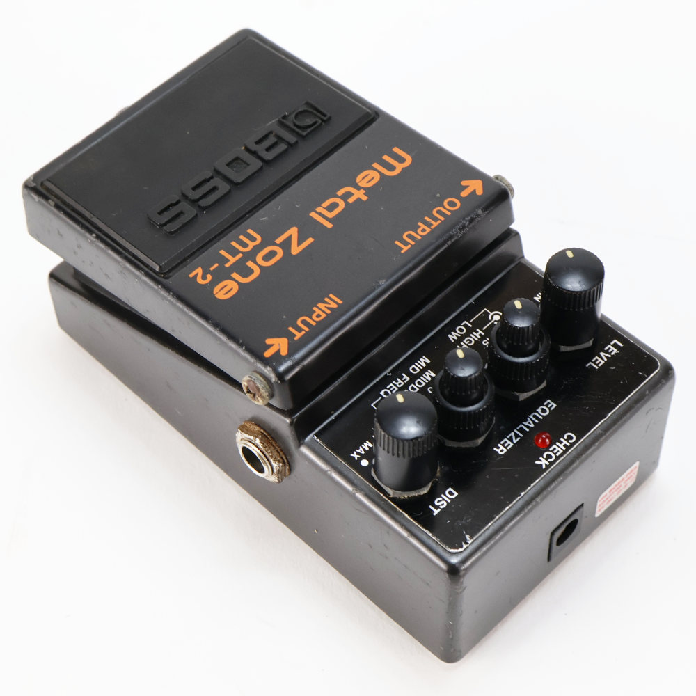 【中古】メタルゾーン エフェクター BOSS MT-2 Metal Zone ボス ギターエフェクター 本体画像 斜め 