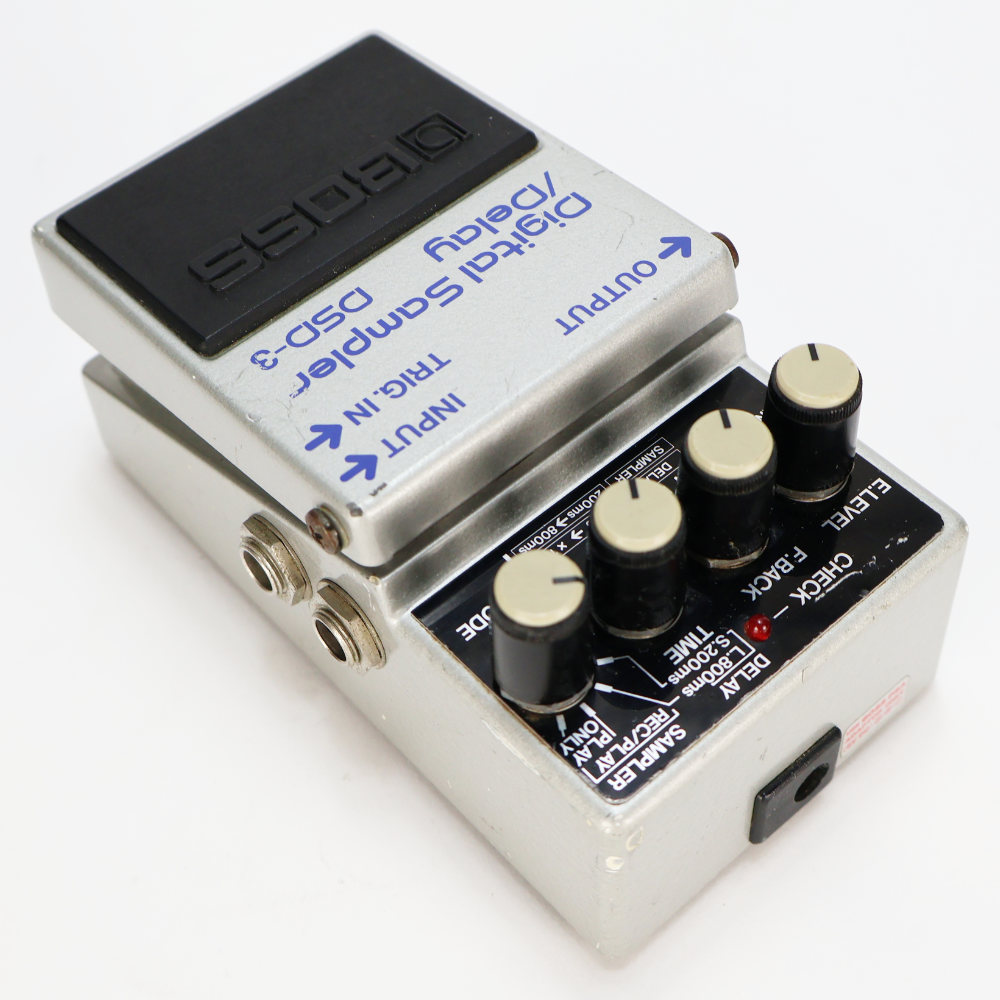 【中古】 BOSS ボス DSD-3 Digital Sampler / Delay MADE IN JAPAN デジタルサンプラー ディレイ ギターエフェクター 本体画像 斜め 