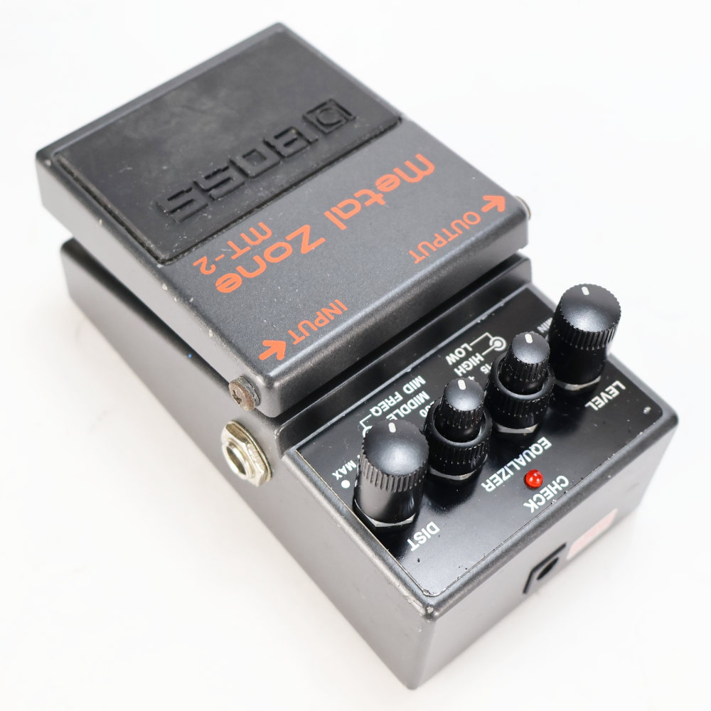 【中古】メタルゾーン エフェクター BOSS MT-2 Metal Zone ボス ギターエフェクター 本体画像 斜め 