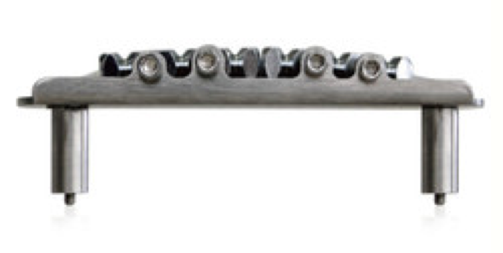 Mastery Bridgeは、Fender社のオリジナルフローティングスタイルのブリッジに一切の加工を施すことなく、取り付けることができます。