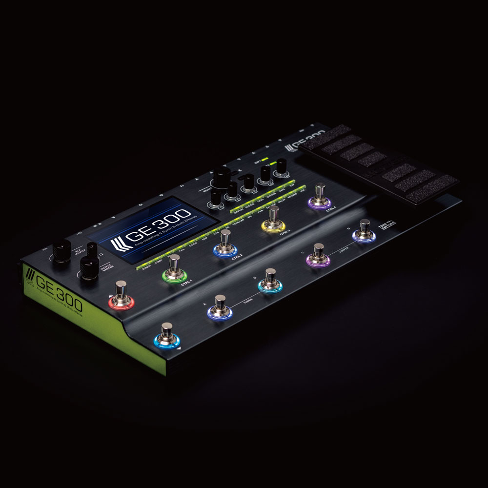 Mooer GE300 マルチエフェクター 専用エフェクターケース付き マルチエフェクター 斜めからのアングル