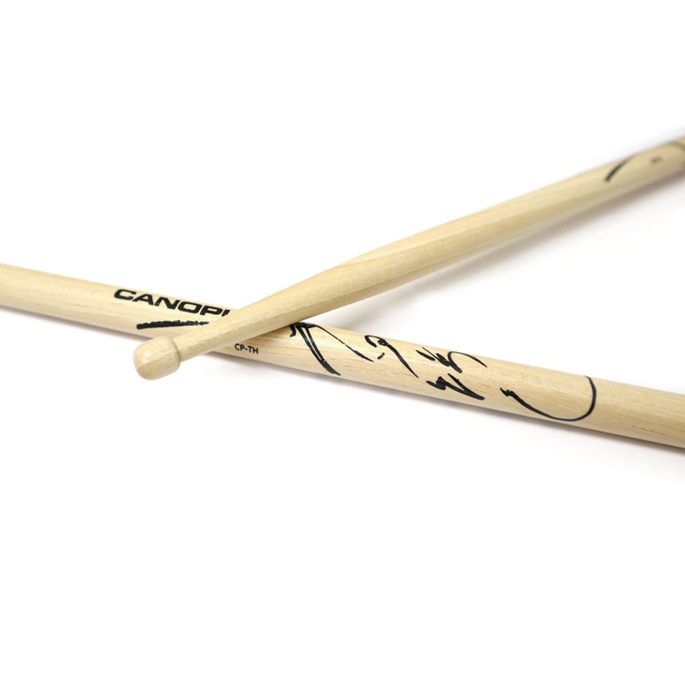CANOPUS カノウプス CP-TH 刄田綴色モデル シグネチャースティック “Kodachi” ドラムスティック×3セット チップのアップとサイン